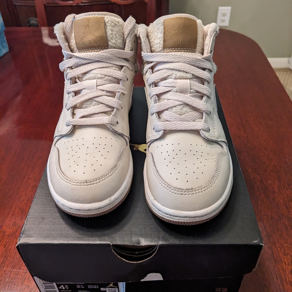 Air Jordan 1 Mid UTL (GS) Big Boys size 4.5Y